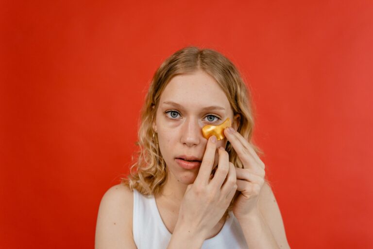 How to Prevent Makeup from Creasing under the Eyes? Simple Tips