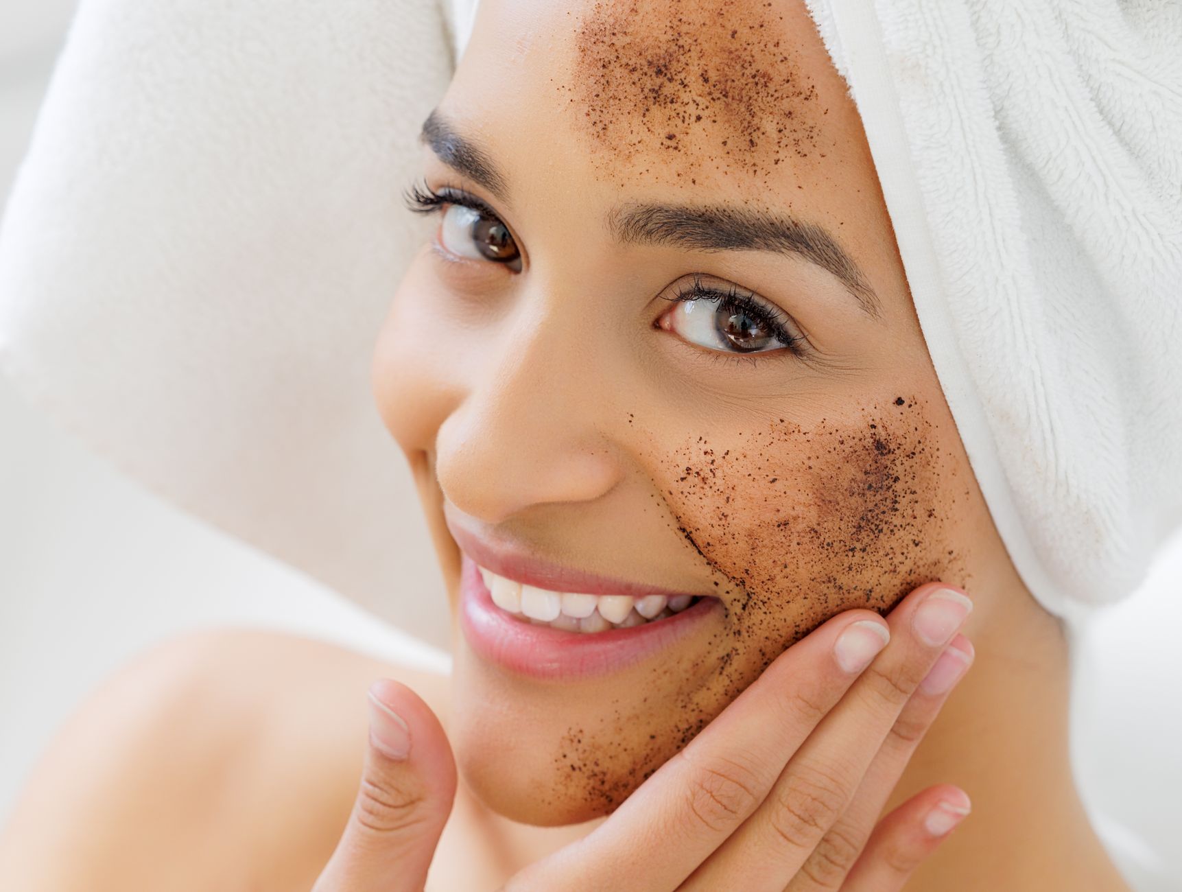 What Is the Difference between Chemical and Physical Exfoliation? A Practical Skin Care Comparison