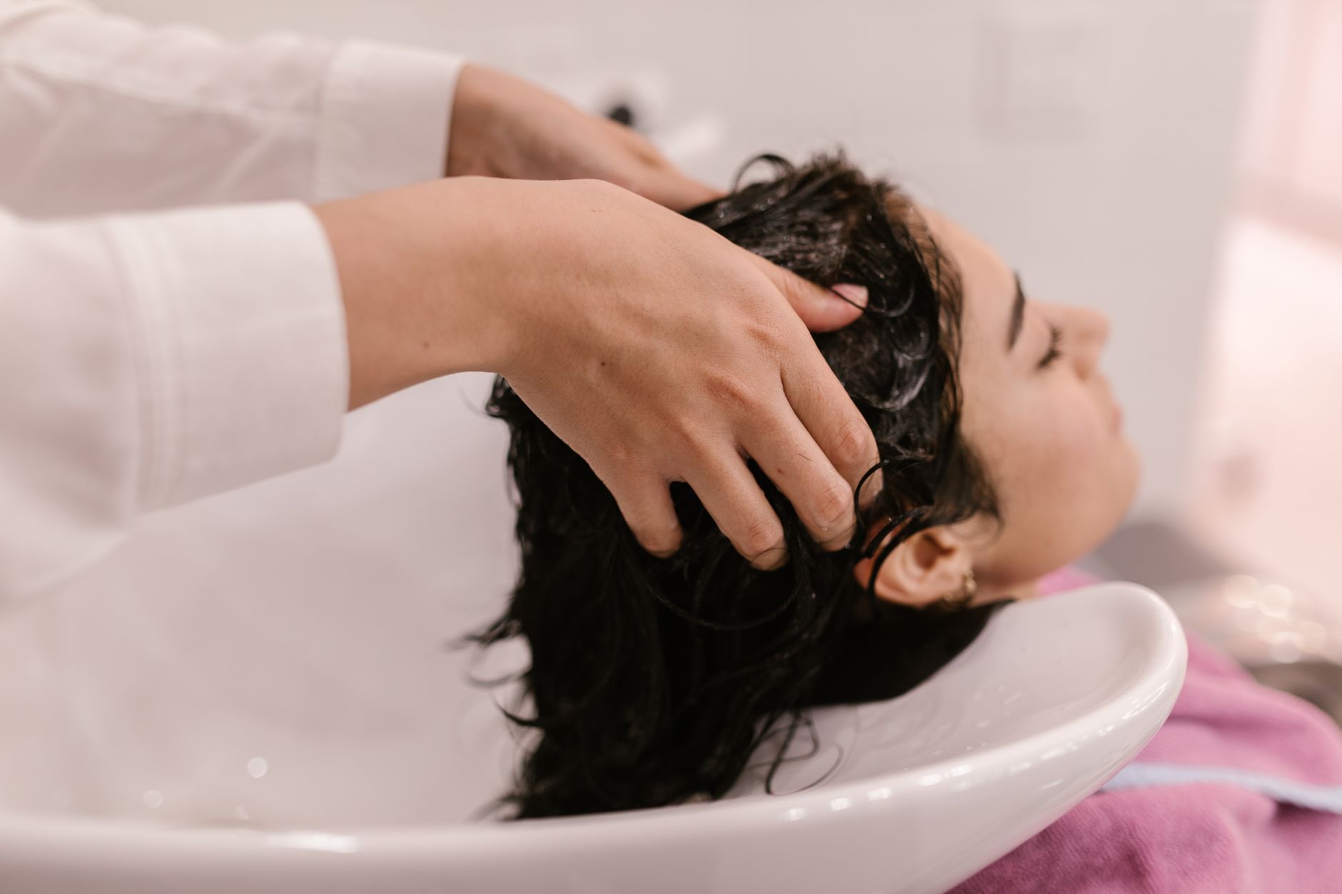 Why Does Hair Become Greasy Shortly after Washing?? Root Causes