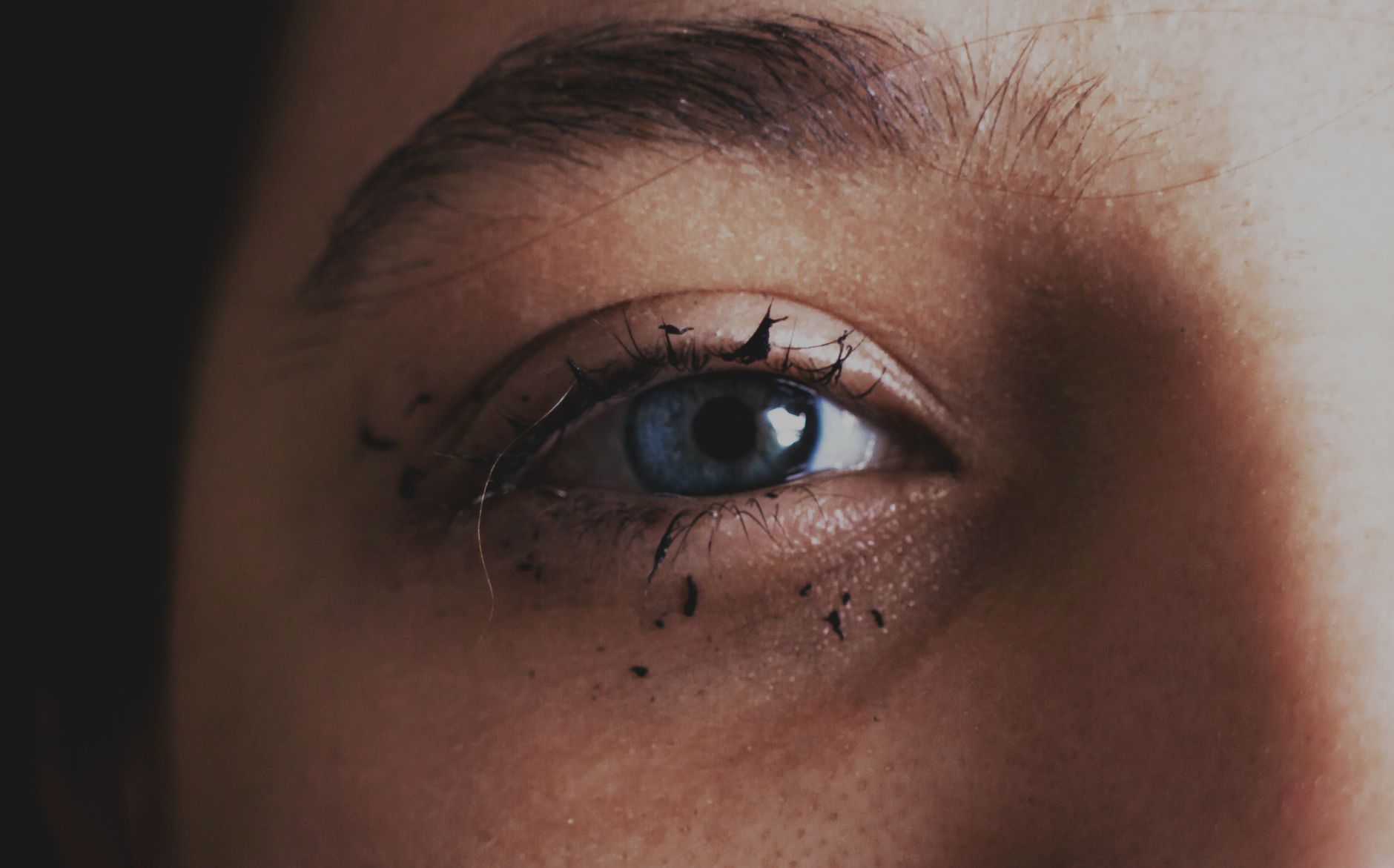 Why Does Mascara Smudge Under Your Eyes? Causes and Fixes