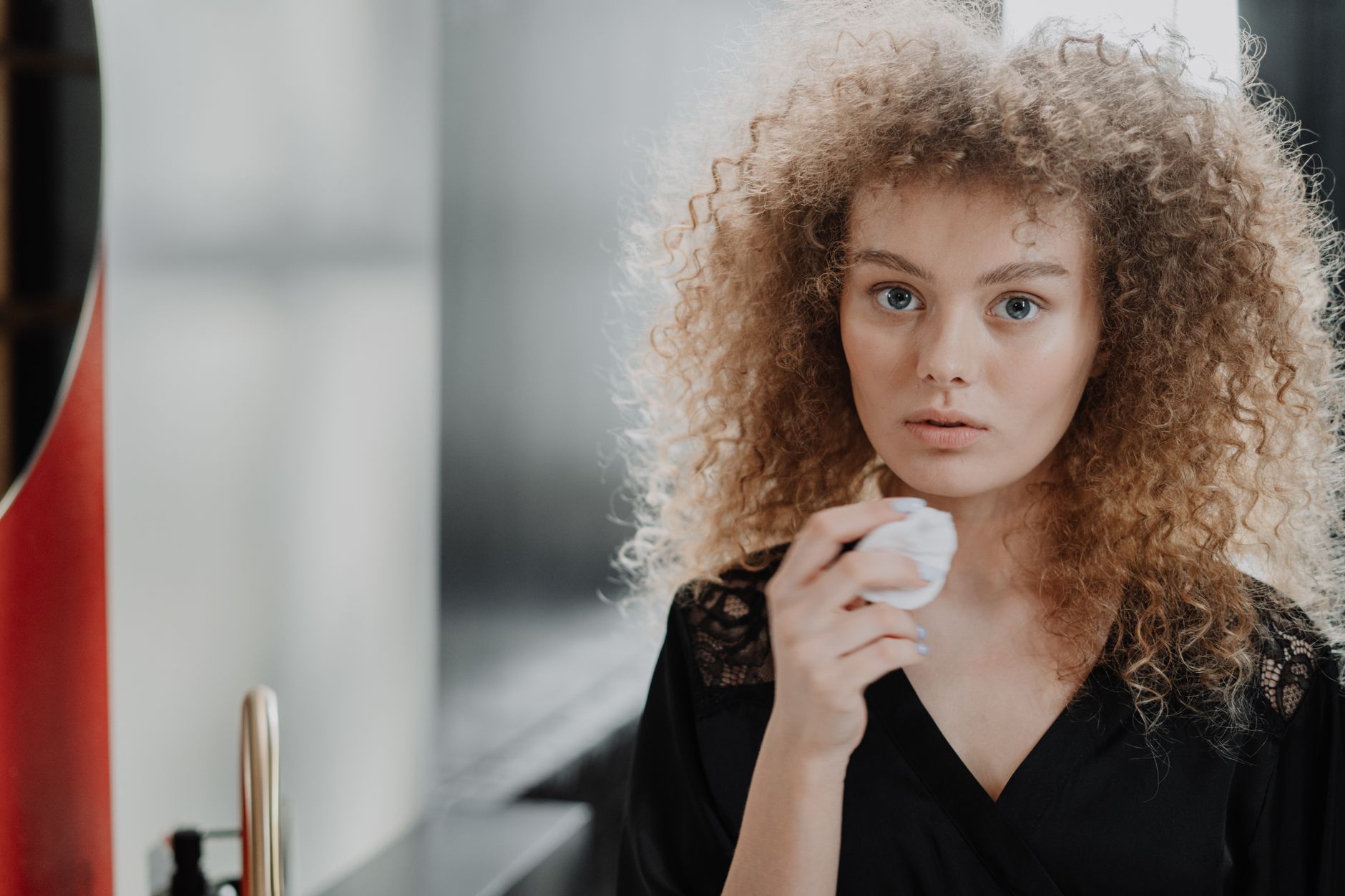 Why Does Your Face Get Oily Throughout the Day? Causes of Oil